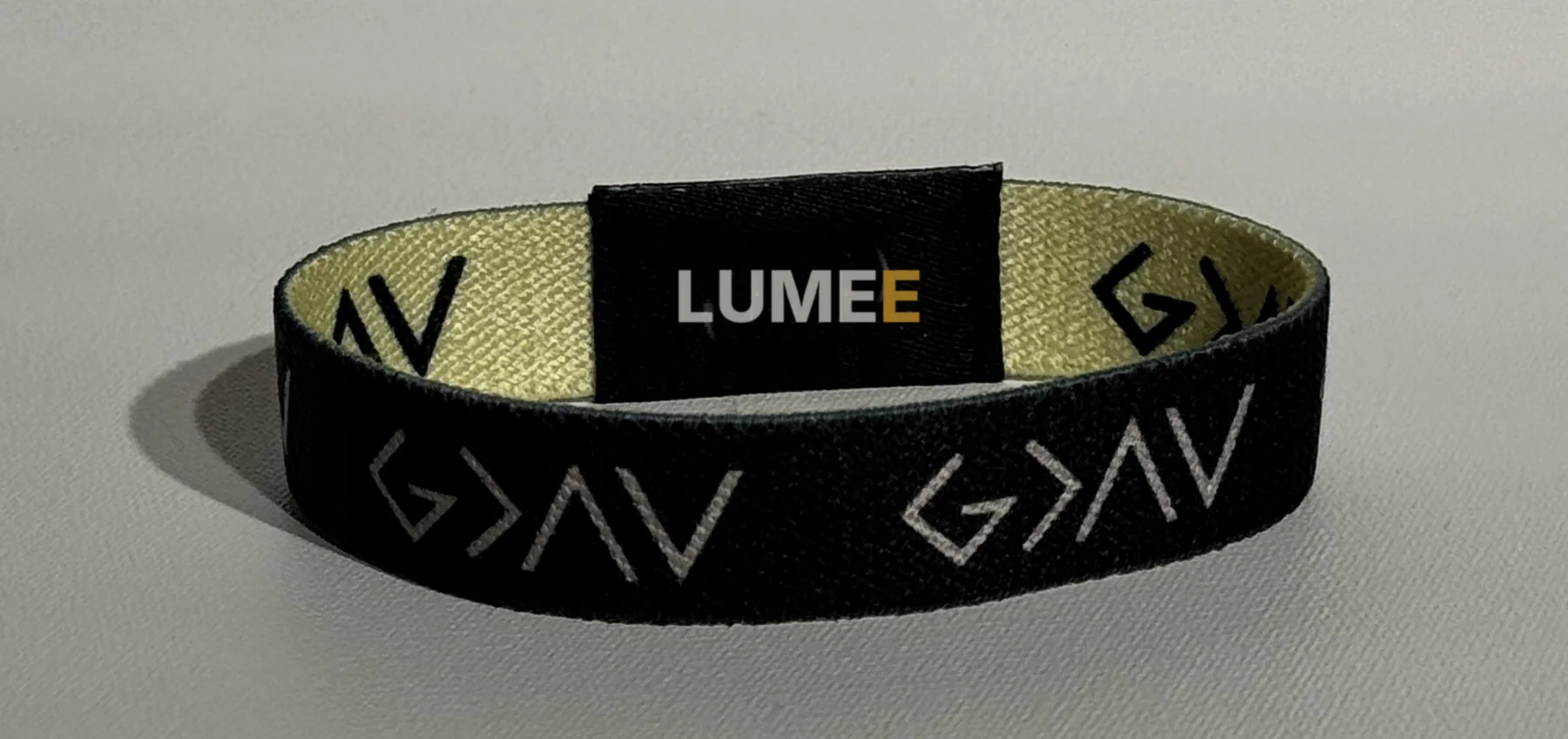 Schwarzes Band mit G>V-Muster und LUMEE-Patch