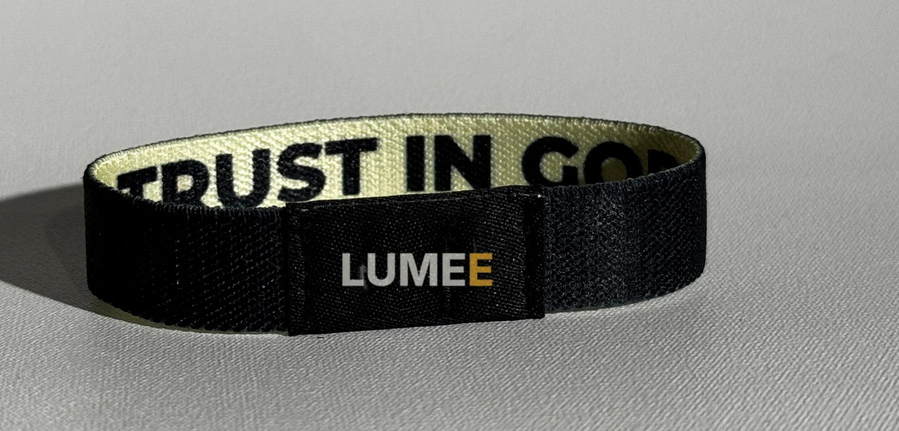 Nahaufnahme des LUMEE-Patches auf einem schwarzen Band